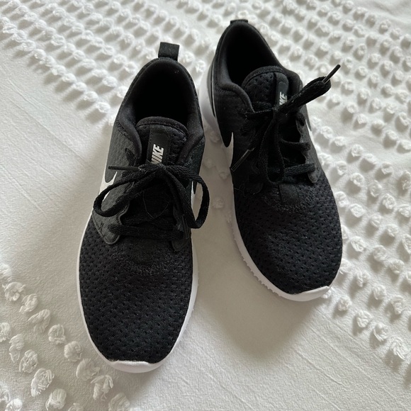 NWOT Nike Golf Shoes - Kids size 5 - Picture 1 of 3